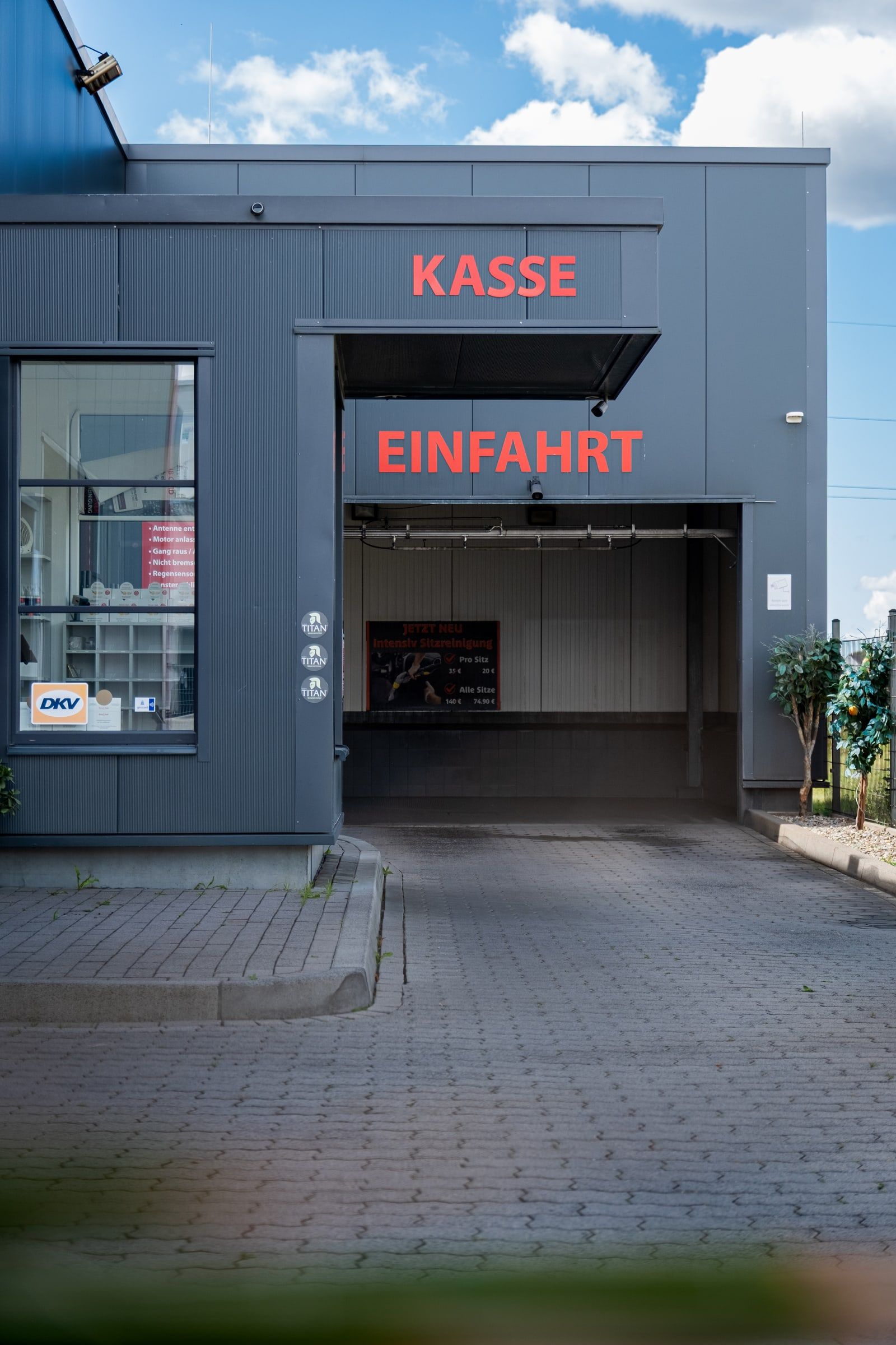 Kasse und Einfahrt von emmi Carwash